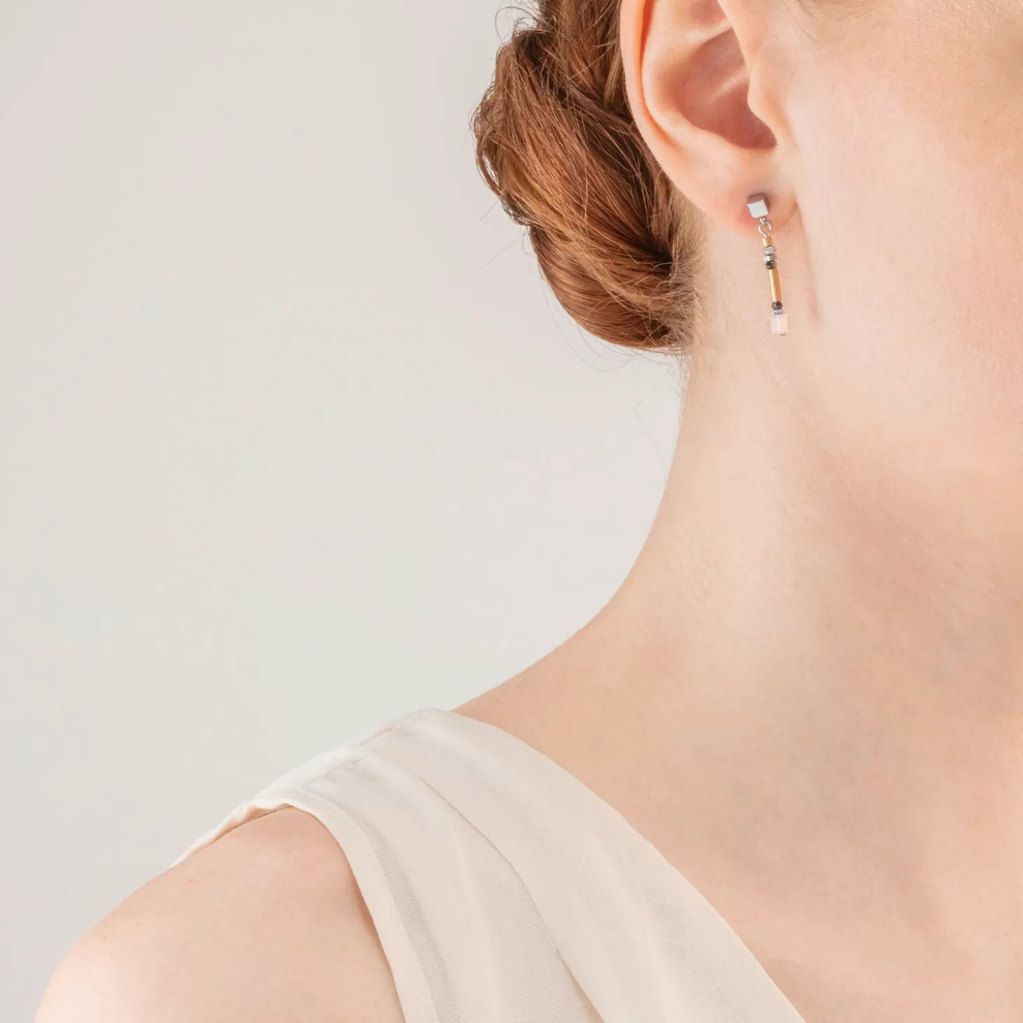 COEUR DE LION Cube Story Minimalistic Sparkling Earrings Grey Gold
